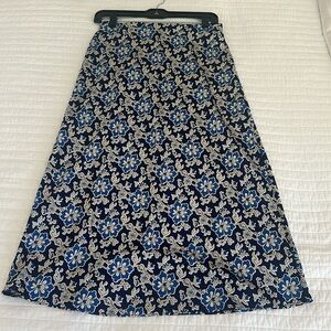 XS J. Crew printed slip skirt.  Navy background.